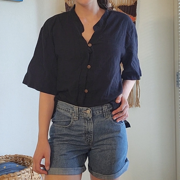 ♡Vintage black blouse w/ pockets & wooden buttons♡ - Picture 2 of 12